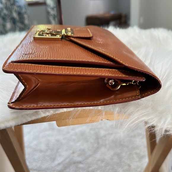 Louis Vuitton Epi brown Dragonne clutch. - Picture 5 of 13